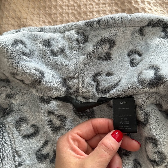 Soft Grey cheetah robe with pockets - Picture 3 of 3